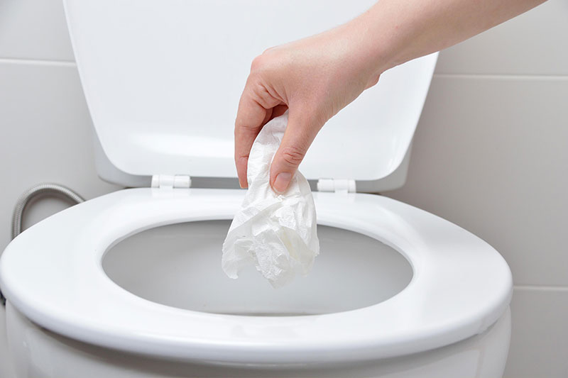 چطور گرفتگی توالت با دستمال کاغذی را باز کنیم؟